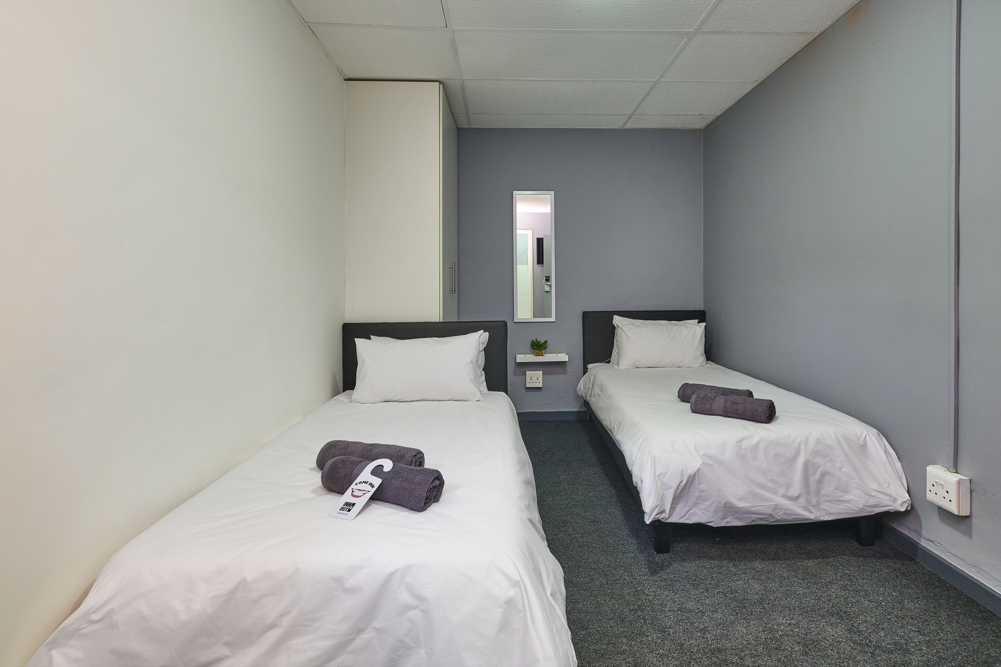 Bureau, espace de travail pour ordinateur portable, rideaux occultants