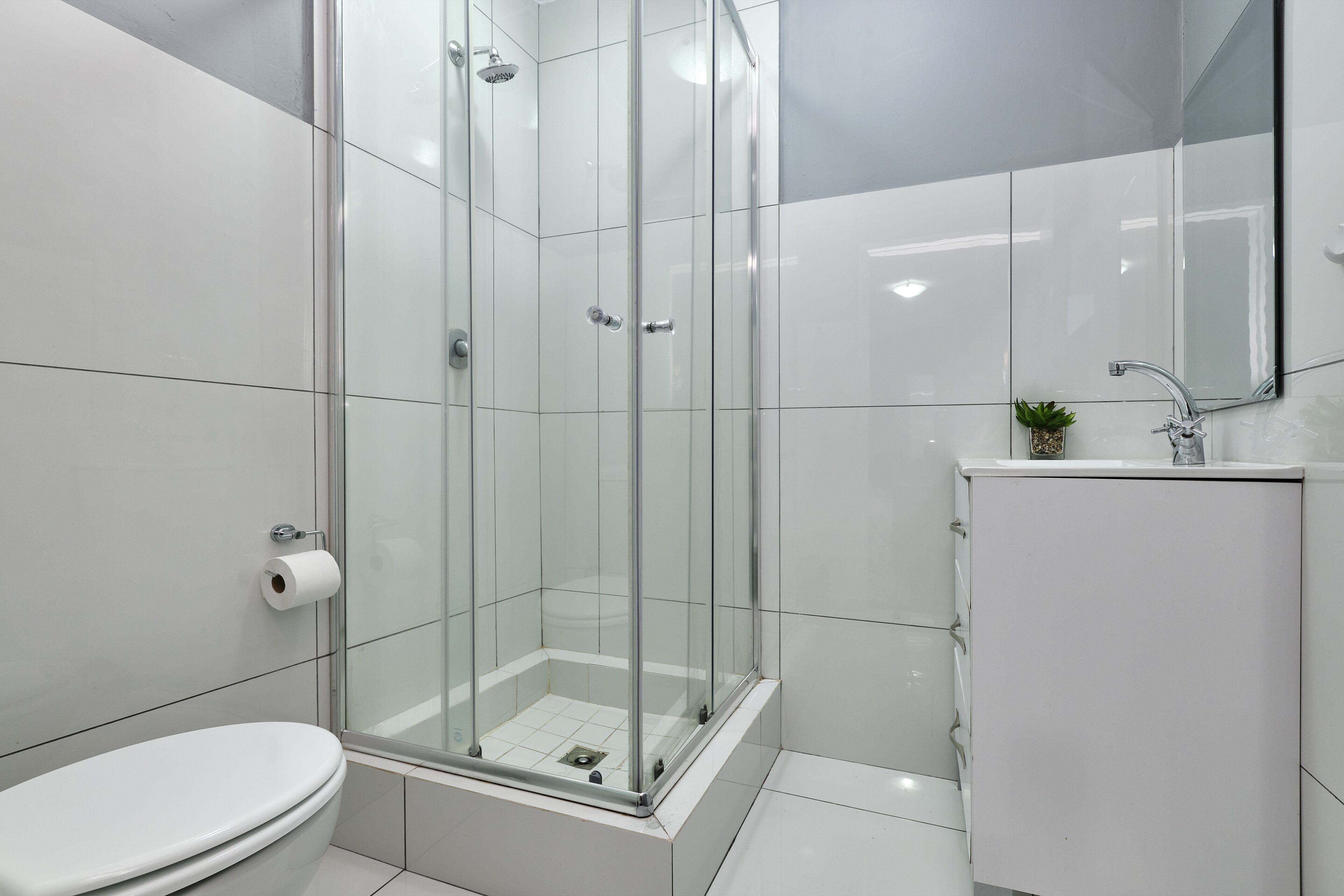 Quarto duplo básico | Banheiro | Toalhas de banho, papel higiênico