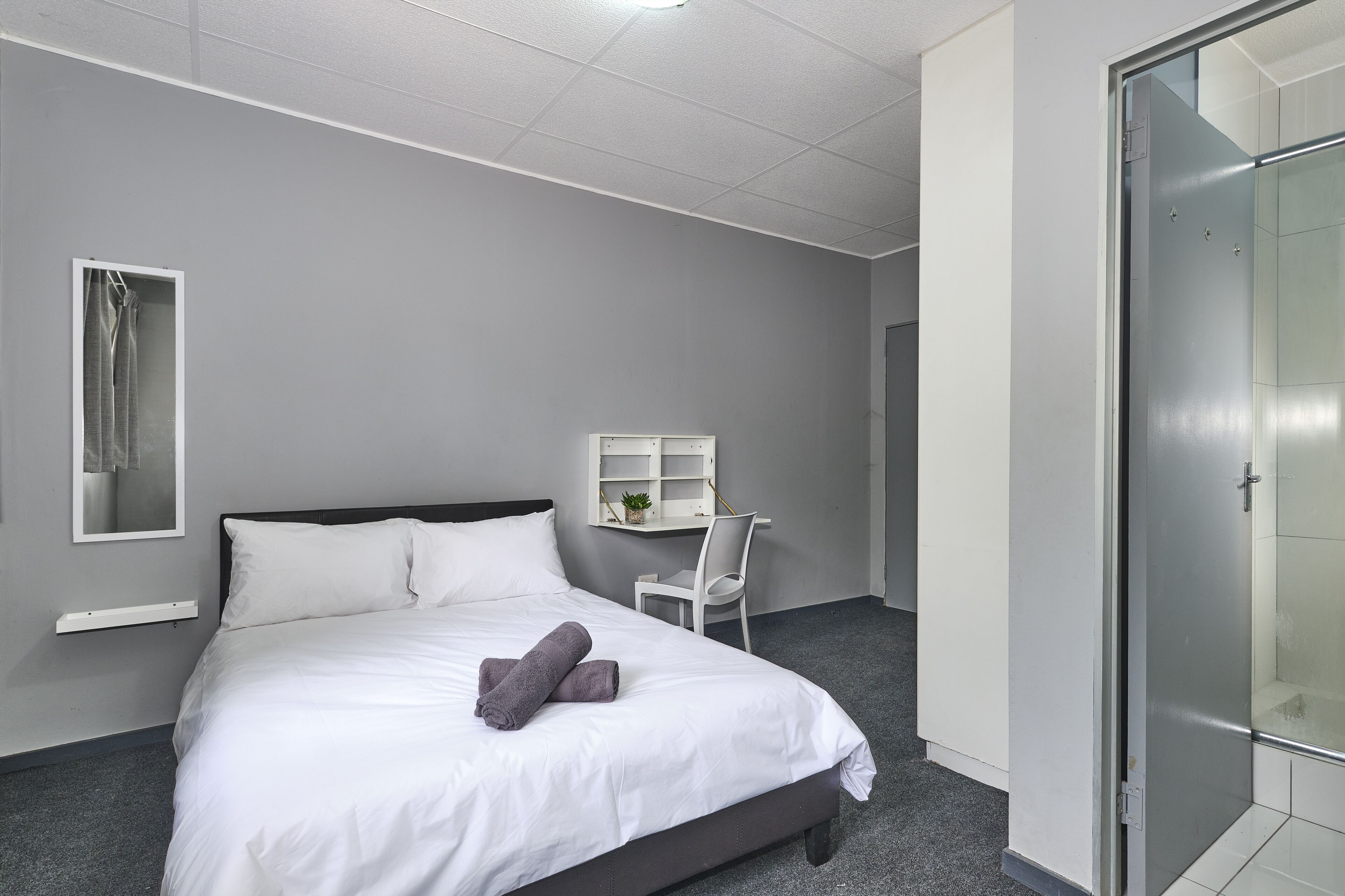 Bureau, espace de travail pour ordinateur portable, rideaux occultants