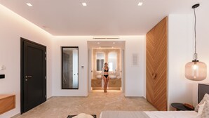 Suite, 6 soverom, privat basseng, sjøutsikt | Blendingsgardiner, strykejern/-brett, wi-fi (inkludert) og sengetøy