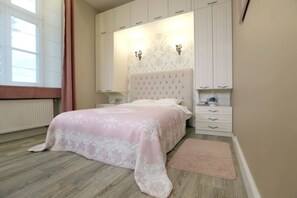 1 chambre, fer et planche à repasser, lit de bébé portatif