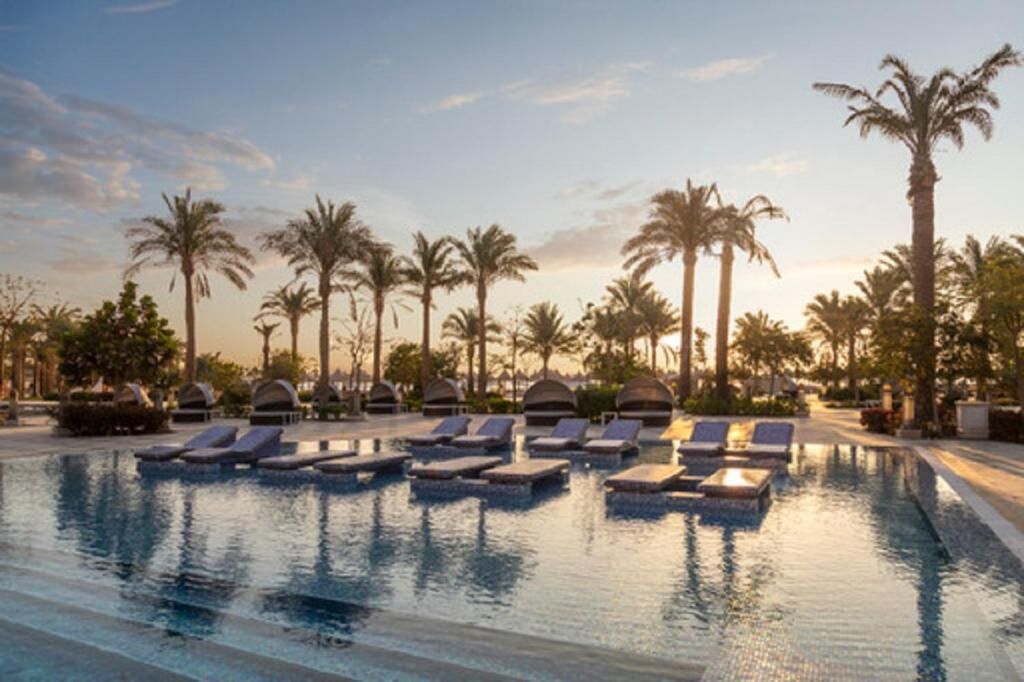 3 outdoor pools, pool umbrellas, pool loungers