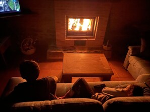 Een smart-tv en een open haard