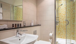 Badewanne, Handtücher, Seife, Shampoo