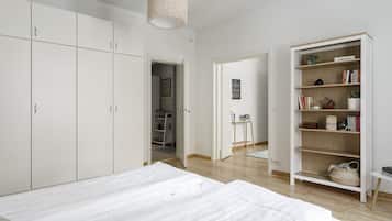 Superior apartman | Íróasztal, laptophoz jól használható munkafelület és vasaló/vasalódeszka