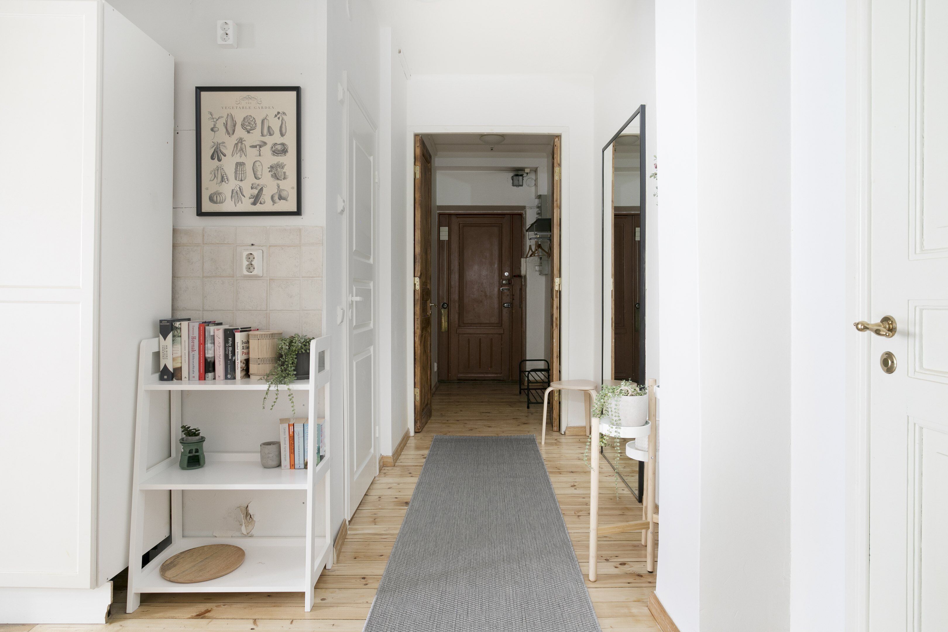 Leilighet – superior | Oppholdsområde | En 36-tommers TV med kabel-kanaler