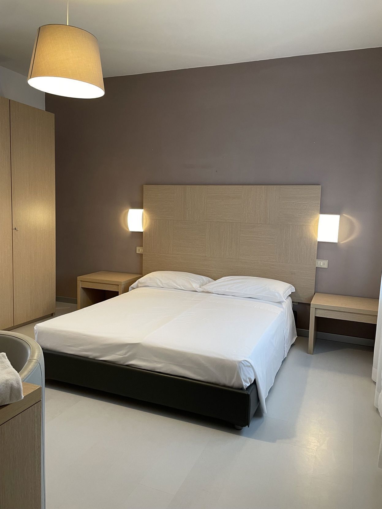 Down duvets, in-room safe, desk, blackout curtains