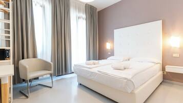 Classic-Doppelzimmer, Balkon | Daunenbettdecken, Zimmersafe, Schreibtisch, Verdunkelungsvorhänge