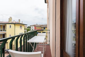 Tripla Classic, balcone | Copriletto in piuma, una cassaforte in camera, una scrivania