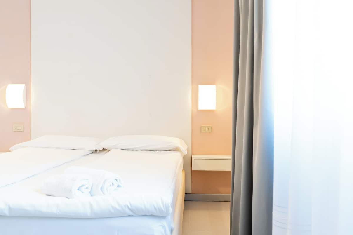 Chambre Double Classique | Couette en duvet d'oie, coffres-forts dans les chambres, bureau