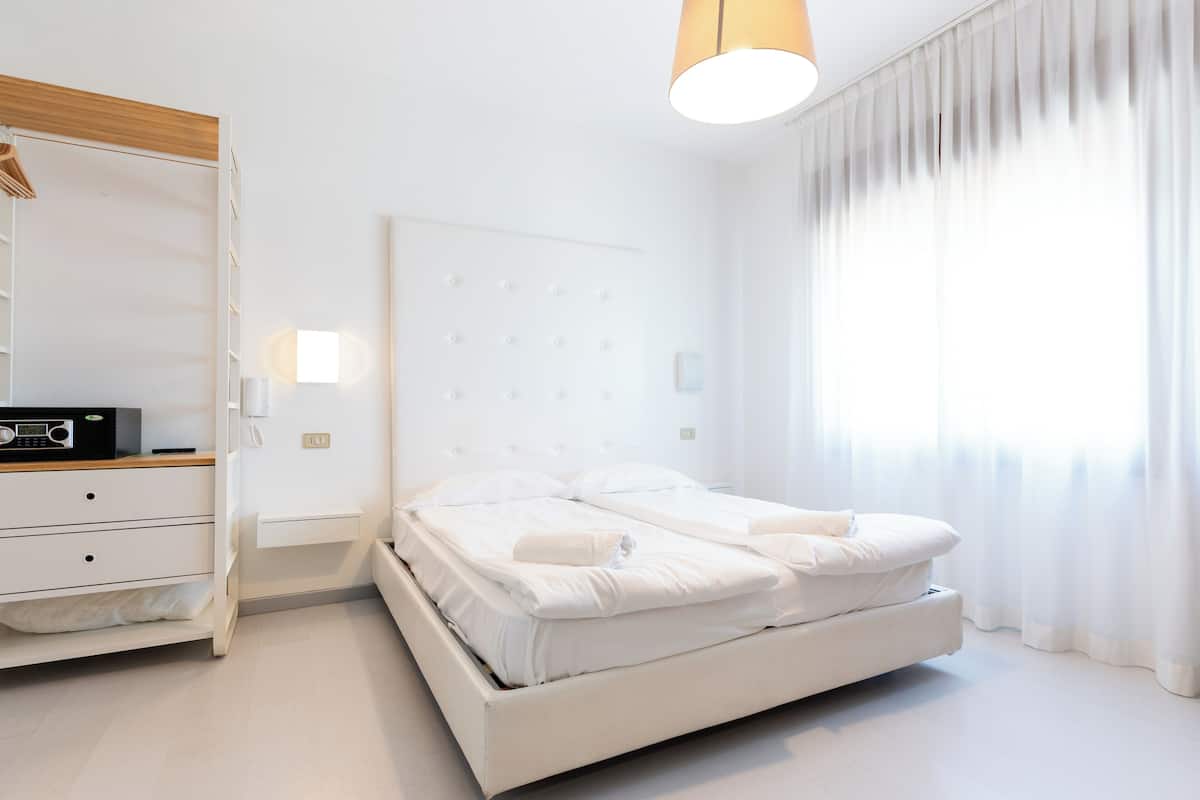 Chambre Quadruple Familiale | Couette en duvet d'oie, coffres-forts dans les chambres, bureau