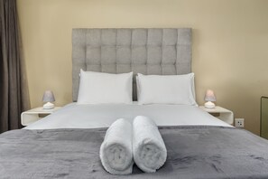 Classic Apartment | 1 bedroom, laptop workspace, iron/ironing board, free WiFi - Knightsbridge 108 (Cape Town)