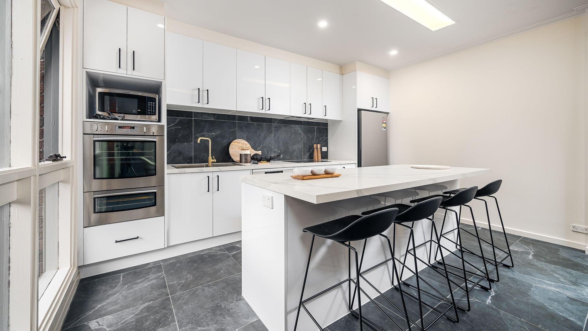 Jääkaappi, mikroaaltouuni, uuni, liesi