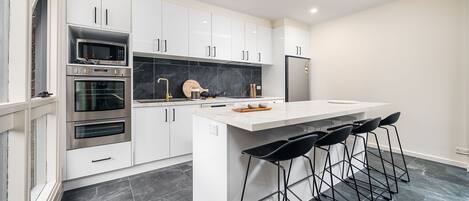 Frigorífico, microondas, horno y placa de cocina