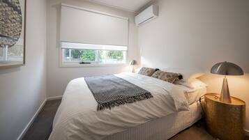 6 bedrooms, iron/ironing board, travel cot, Internet