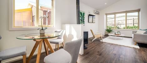 Télévision, cheminée