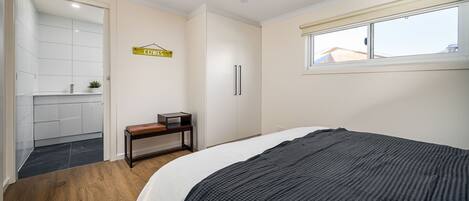 1 chambre, fer et planche à repasser, accès Internet