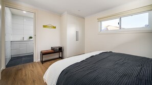 1 chambre, fer et planche à repasser, accès Internet