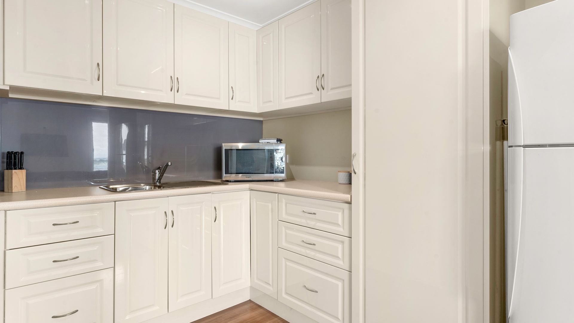 Kühlschrank, Mikrowelle, Toaster, Hochstuhl