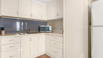 KylskÄp, mikrovÄgsugn, brödrost och barnstol