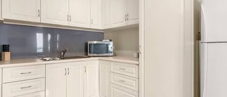 Frigorífic, microones, torradora i trona