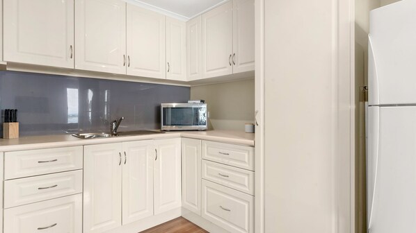 Refrigerador, microondas, tostadora, silla alta para bebés