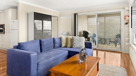 TV. Bayview Unit in Surf Beach