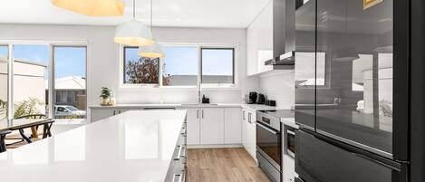 Frigorífico, microondas, horno y placa de cocina