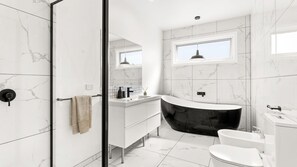 Bathtub, hair dryer - Seacrest Haven in Cowes (Cowes)