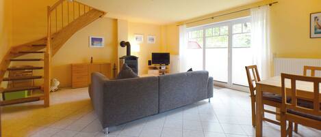 TV, fireplace, stereo