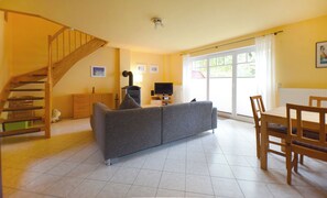 Télévision, cheminée, chaîne hi-fi