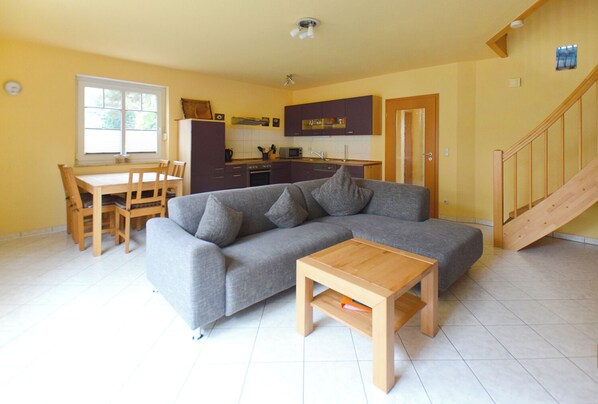 TV, fireplace, stereo - Cozy half of the house for 5 p. + toddler, WLAN, wood-burning stove, pets allowed, close to the forest (Prerow)