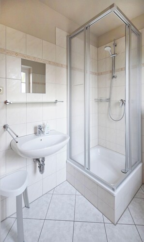 Bathroom - Cozy half of the house for 5 p. + toddler, WLAN, wood-burning stove, pets allowed, close to the forest (Prerow)