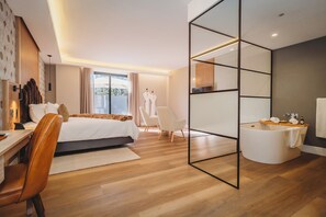 Phòng đôi Deluxe | Bộ đồ giường cao cấp, minibar, két bảo mật tại phòng, bàn 
