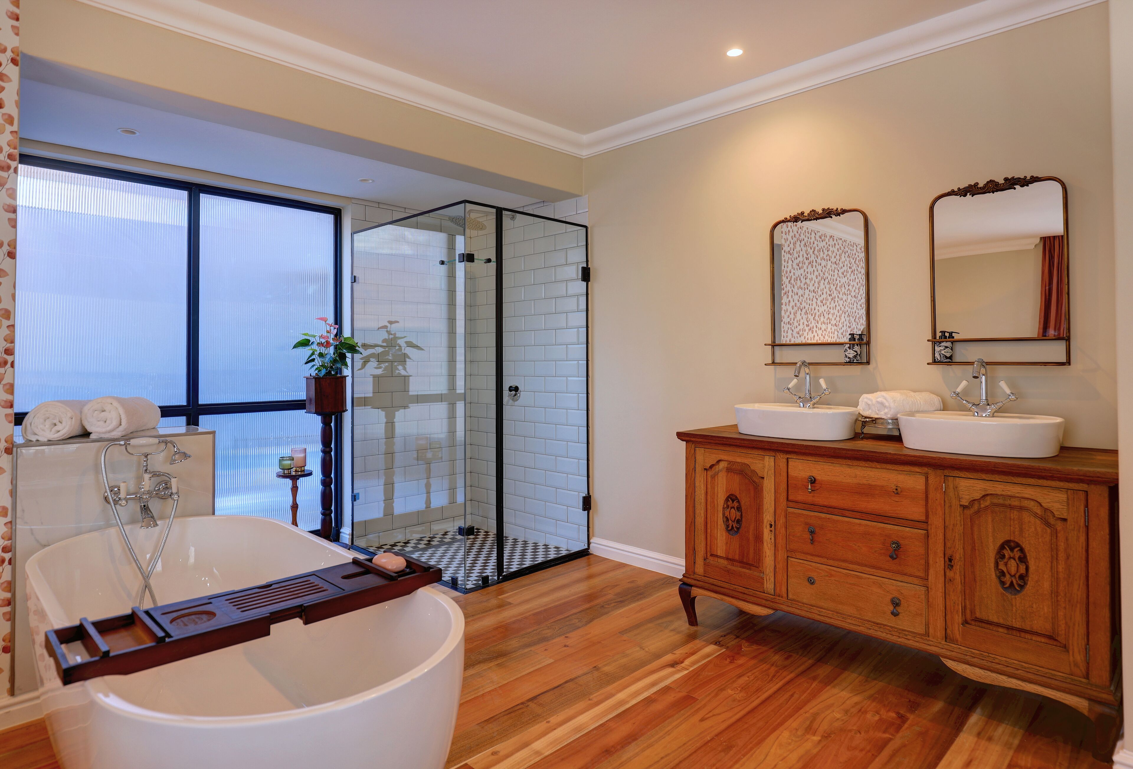 Phòng Suite Superior | Phòng tắm | Bồn tắm và buồng tắm vòi sen riêng, vòi sen phun mưa 