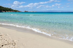 A beach with clear turquoise water, a sandy shore, and rocky outcrops in the distance. - Residence a Santa Teresa di Gallura  (Santa Teresa di Gallura)