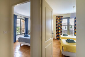 4 habitaciones, tabla de planchar con plancha, cuna de viaje y wifi