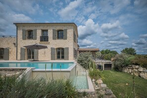 A heated pool - Spacious, comfortable stone farmhouse with swimming pool for 8 people in Uzès (GARRIGUES STE EULALIE)