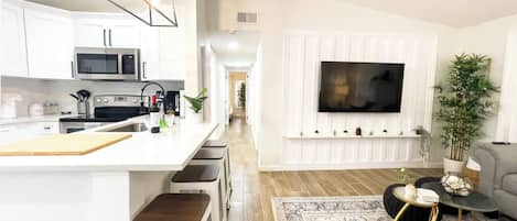 Mikrowelle, Ofen, Herdplatte, Wasserkocher mit Kaffee-/Teezubehör