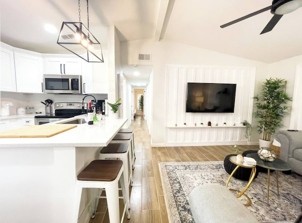 Mikrovågsugn, ugn, spishäll och kaffe- och tebryggare