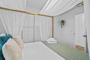 3 quartos, ferros/tábuas de passar roupa, berço de viagem