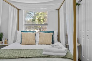 3 quartos, ferros/tábuas de passar roupa, berço de viagem