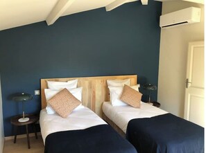 2 quartos, ferros/tábuas de passar roupa, berço de viagem