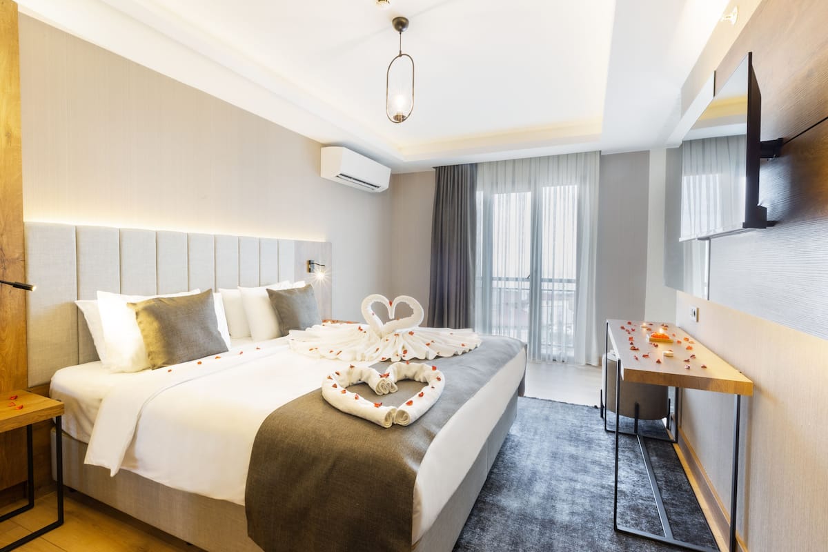 Deluxe Room | 1 bedroom, in-room safe, rollaway beds, free WiFi