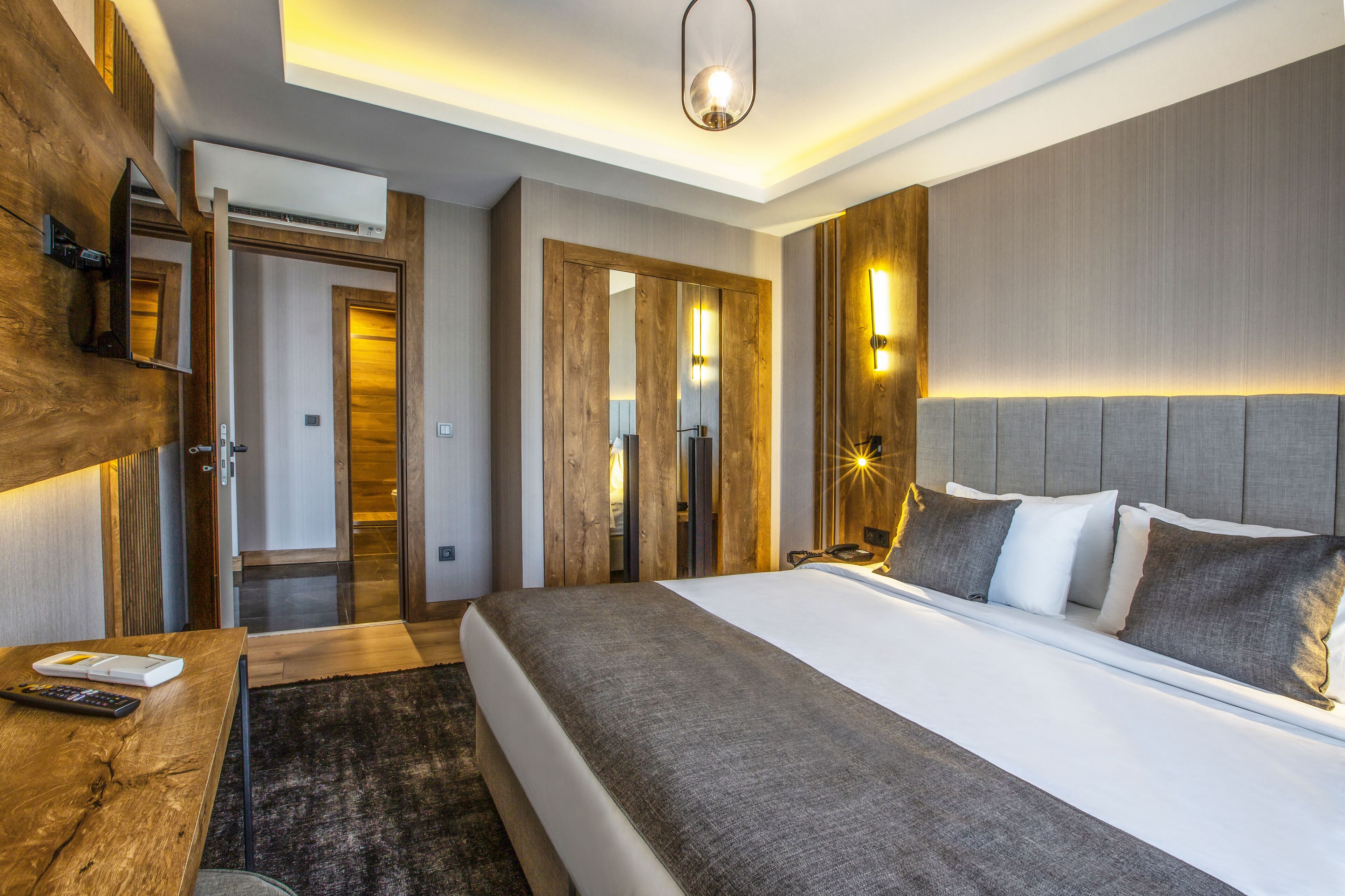 Comfort Room | 1 bedroom, in-room safe, soundproofing, rollaway beds