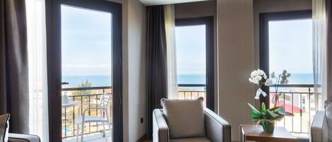 Comfort Room | Living area | 40-inch Smart TV with satellite channels