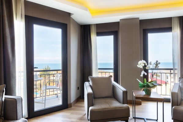 Comfort Room | Living area | 40-inch Smart TV with satellite channels - NEHIR OTEL (Trabzon)