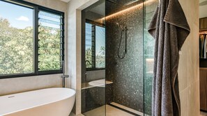 Badewanne, Haartrockner, Handtücher