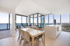 Suite, 2 slaapkamers, uitzicht op zee (Study) | Dineerruimte