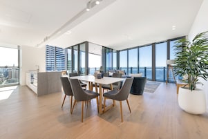 Leilighet, 3 soverom | Spiseområde på rommet